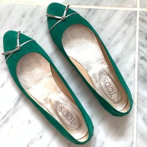 Adorable Tod’s suede Kelly Green ballet flats!